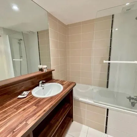 Apartamento 2 Pieces A - 43m², Proche Et Commerces, Rez-de-jardin Avec Terrasse Et Parking - Fr-1-478-245 *
